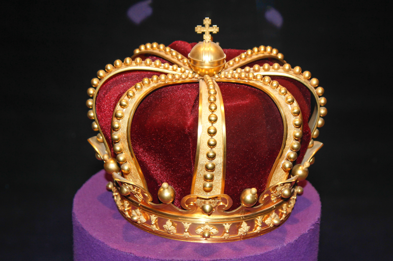 King sunday. Корона с бархатом. Velvet Crown. Корона Король письма. Crown Jewels in Edinburgh.